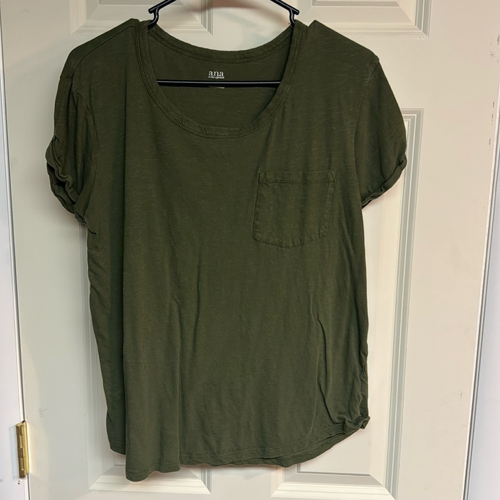 All 4 shirts are the same size and brand but differnt colors.
